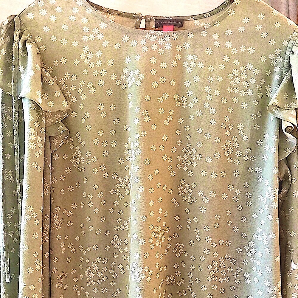 Vince Camuto - Long sleeve with ruffle detail - sage green and white daisies